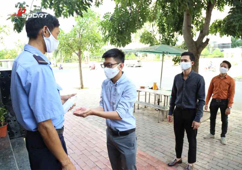 Rửa tay trước v&agrave; trong suốt qu&aacute; tr&igrave;nh l&agrave;m việc