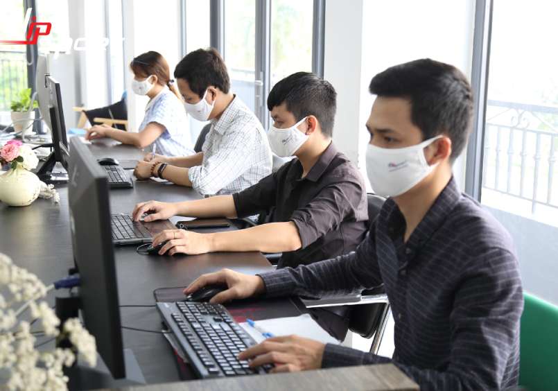 nh&acirc;n vi&ecirc;n phải đeo khẩu trang tại văn ph&ograve;ng
